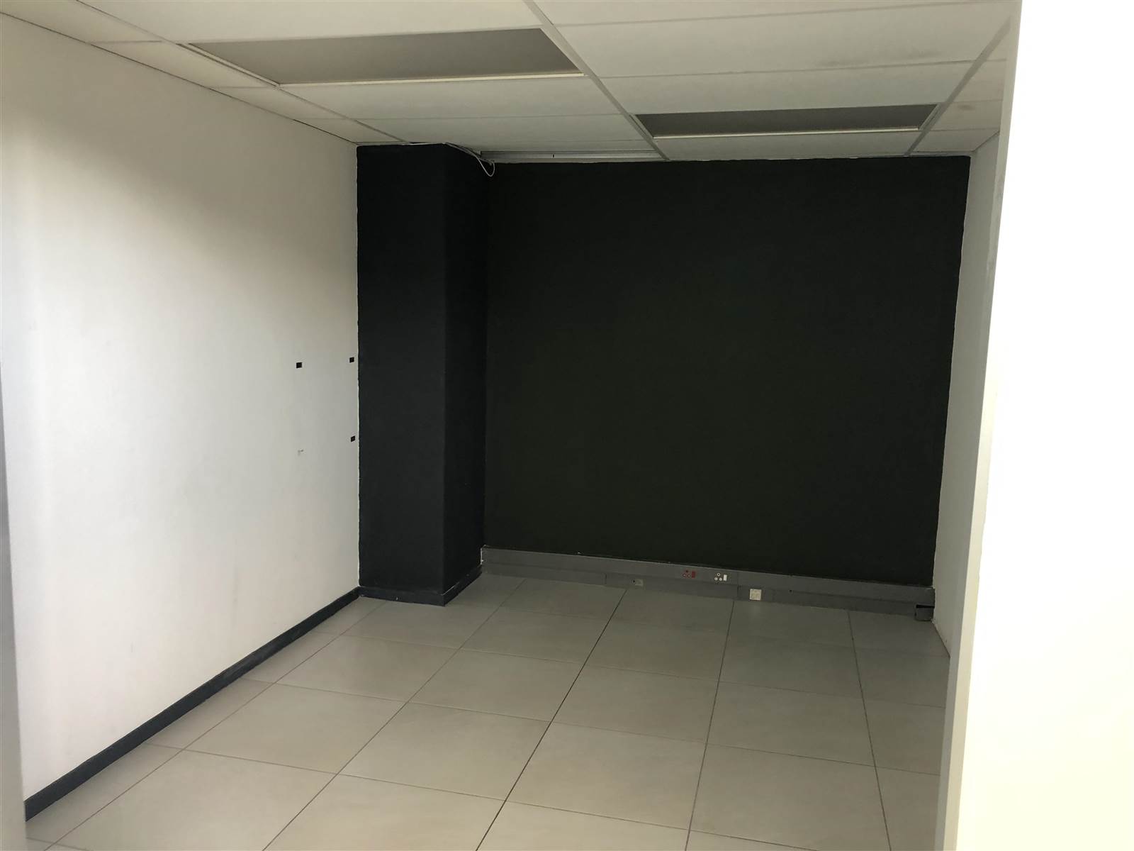 330  m² Commercial space in Kyalami photo number 14