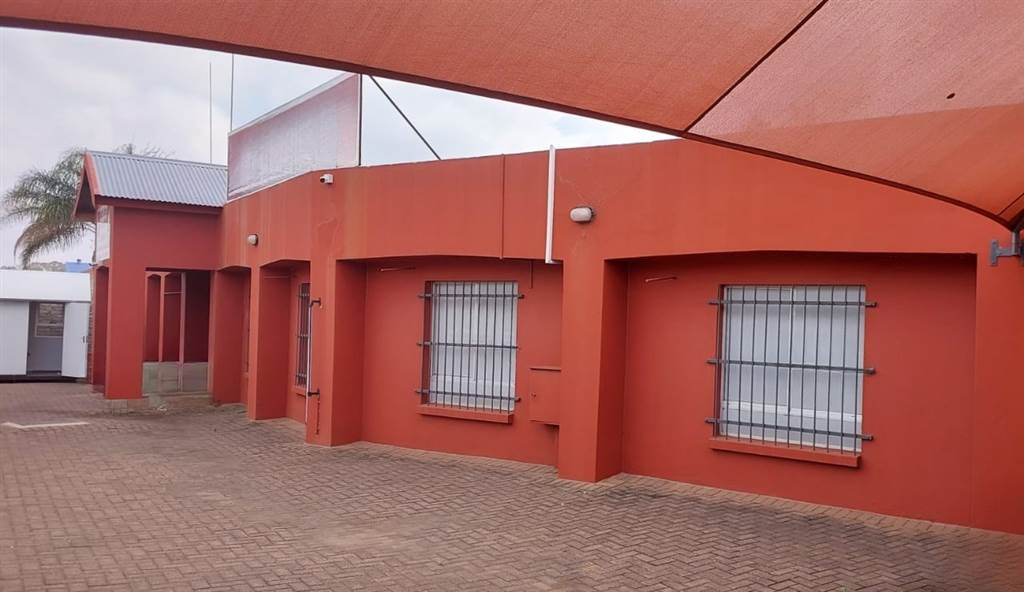 632  m² Commercial space in Rustenburg Central photo number 1