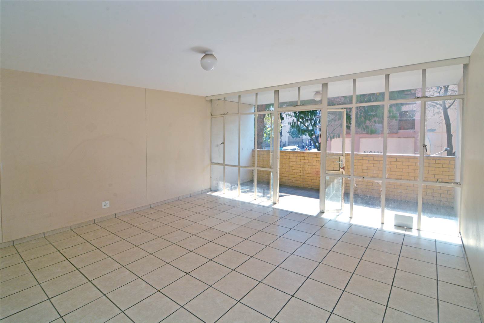Studio Apartment in Hillbrow photo number 11