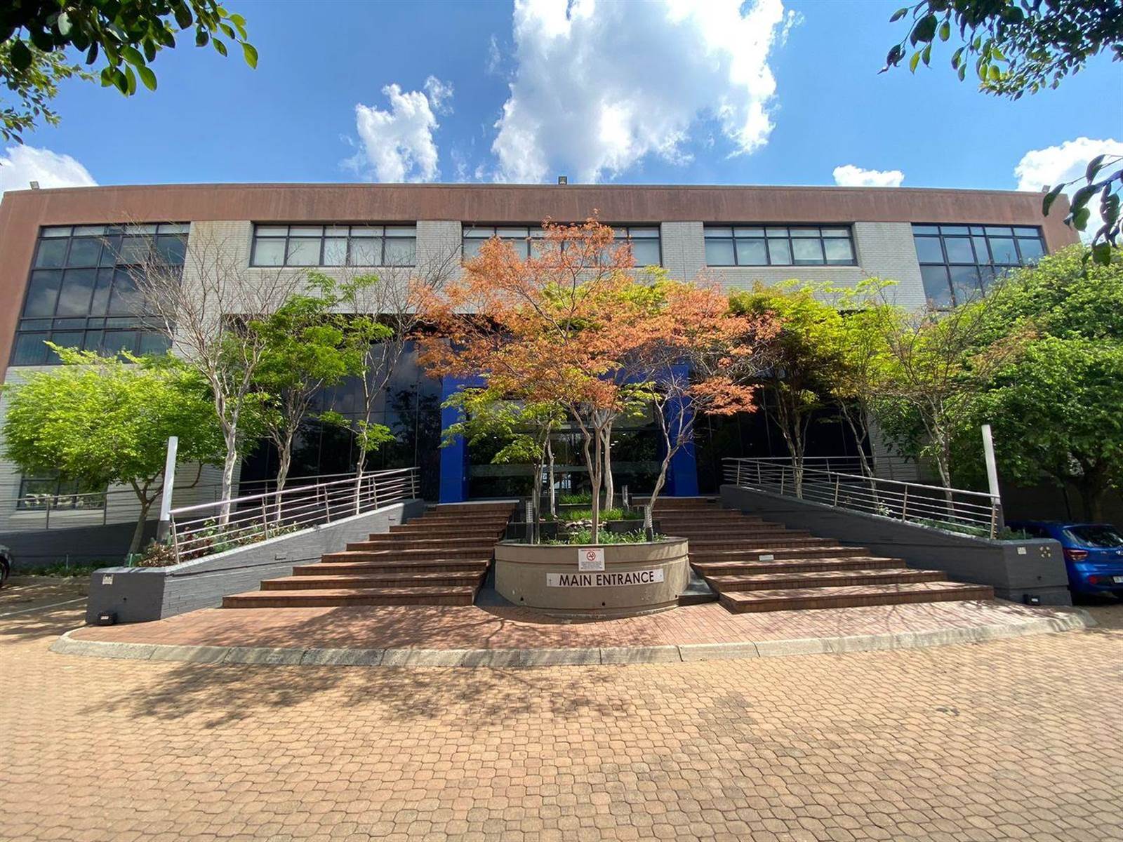 753.6  m² Commercial space in Sunninghill photo number 3