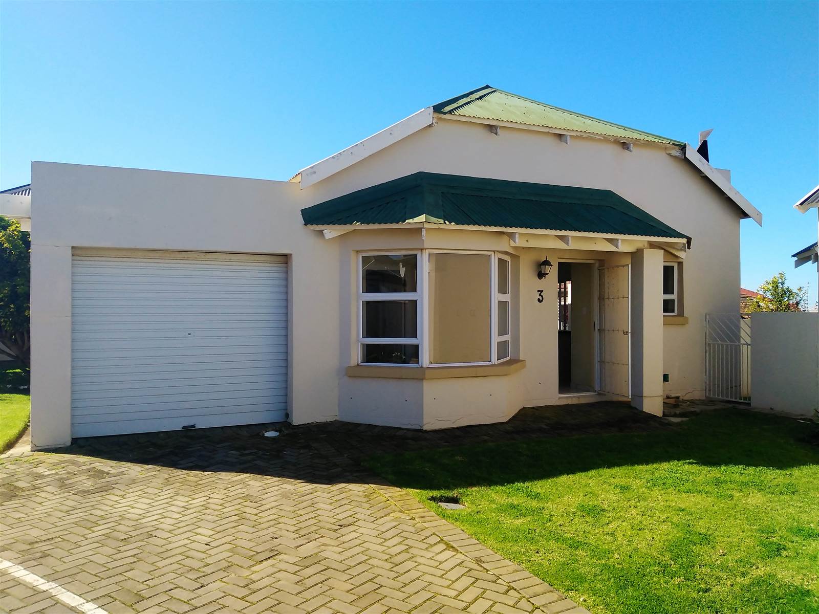3 Bed Townhouse in Jeffreys Bay photo number 1