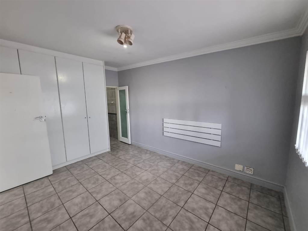 2 Bed Apartment in Bloubergrant photo number 9