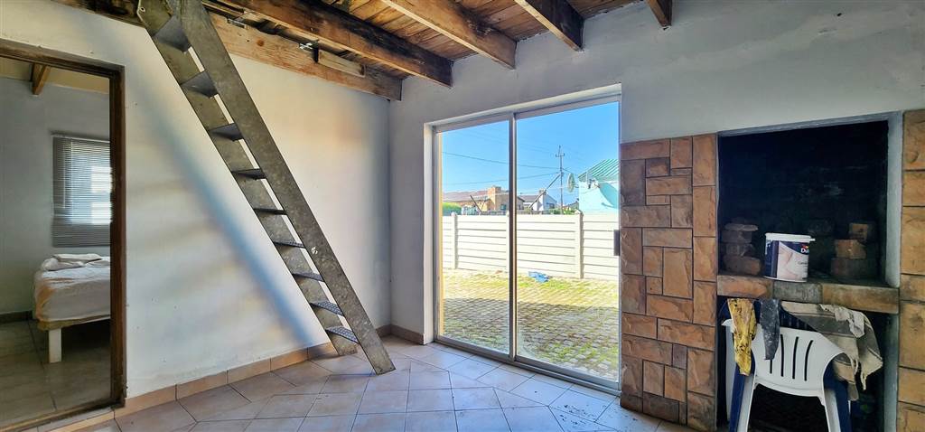 4 Bed House in Struisbaai photo number 11