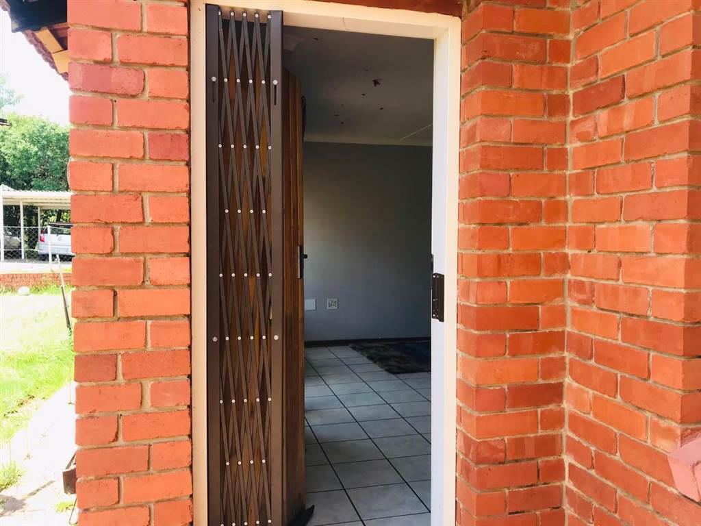 2 Bed Apartment in Thaba Nchu photo number 20