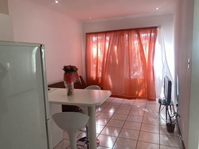 3 Bed Townhouse in Bezuidenhout Valley photo number 3