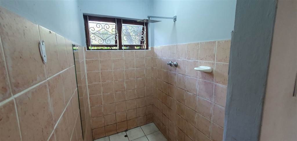 4 Bed House in Umtentweni photo number 16