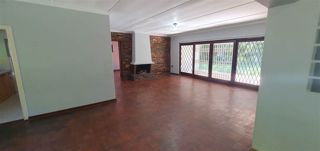 4 Bed House in Umtentweni photo number 2