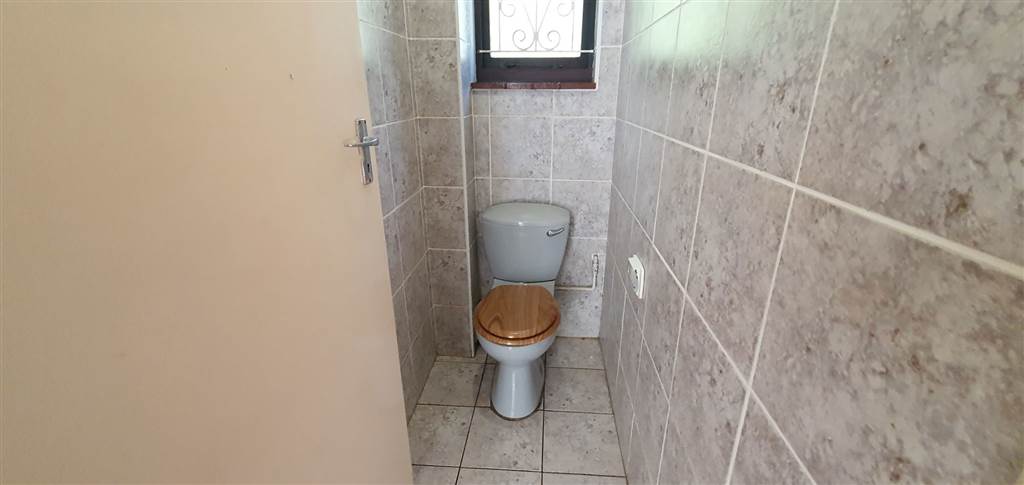 4 Bed House in Umtentweni photo number 12