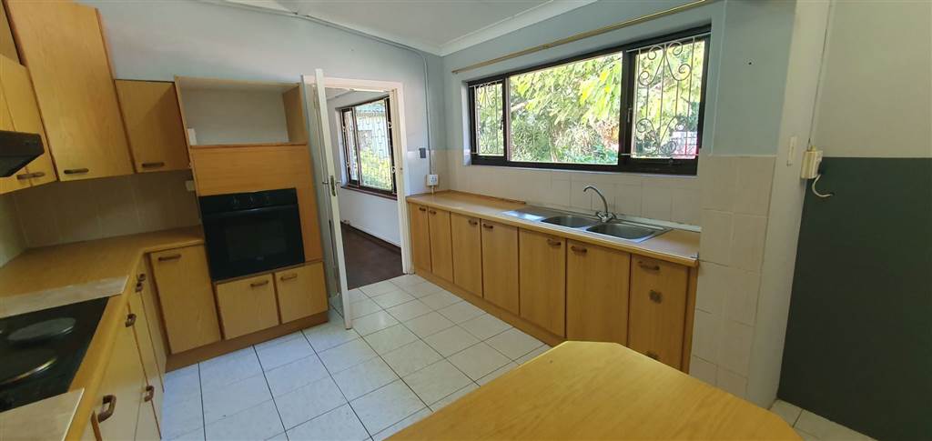 4 Bed House in Umtentweni photo number 6
