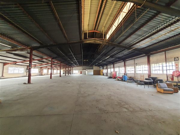 9 600  m² Industrial space