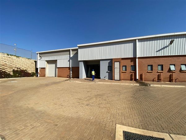 676  m² Industrial space