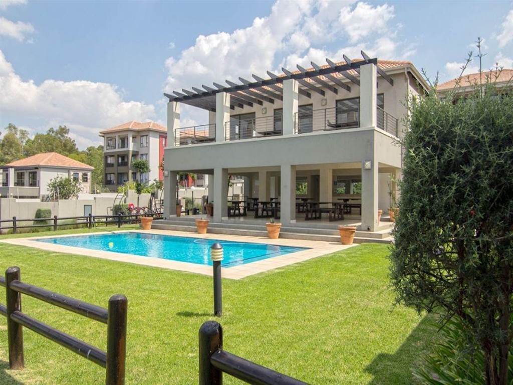2 Bed Apartment in Lonehill photo number 14