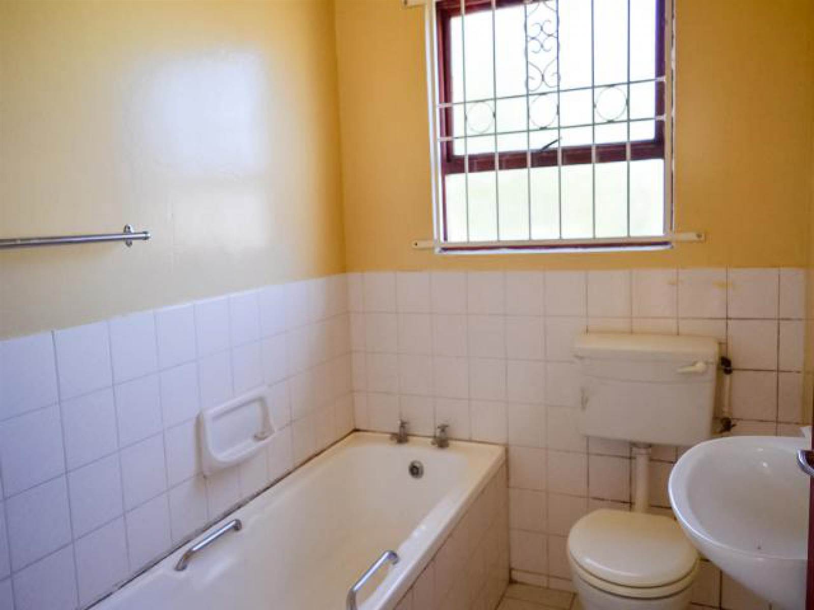 2 Bed House in East London Central photo number 18