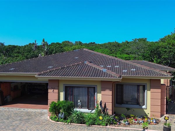 4 Bed Townhouse in Uvongo