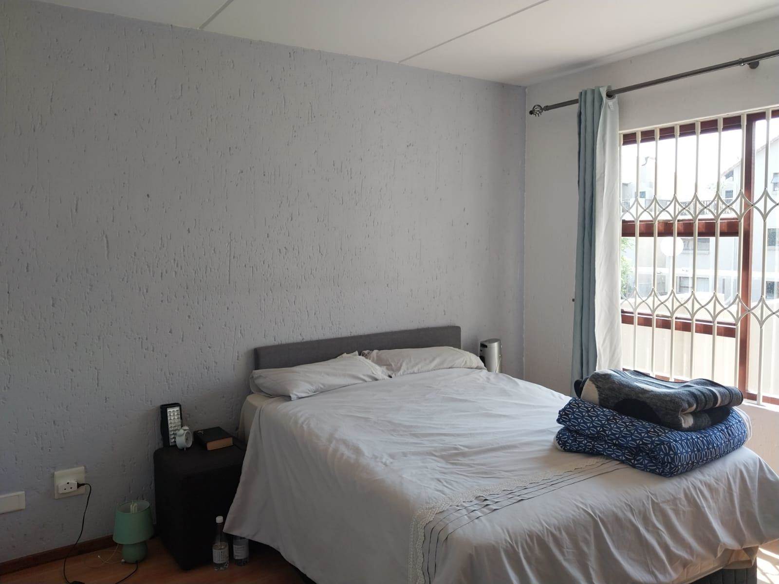 2 Bed Apartment in Paulshof photo number 15