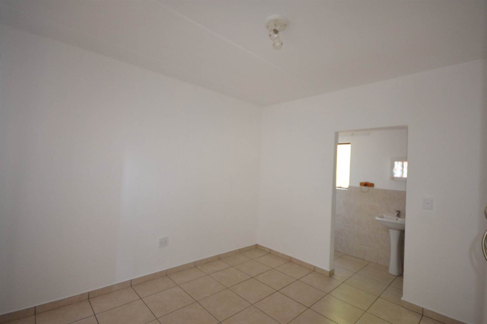 3 Bed Apartment in Helikon Park photo number 5