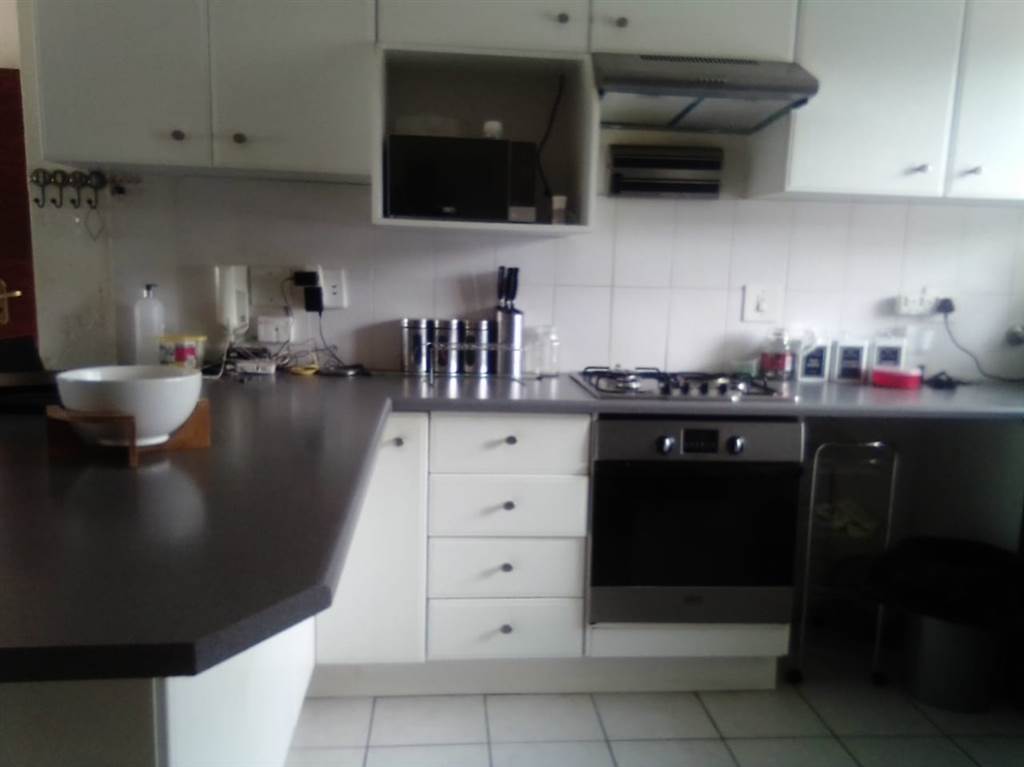 2 Bed House in Hartbeespoort Dam photo number 9