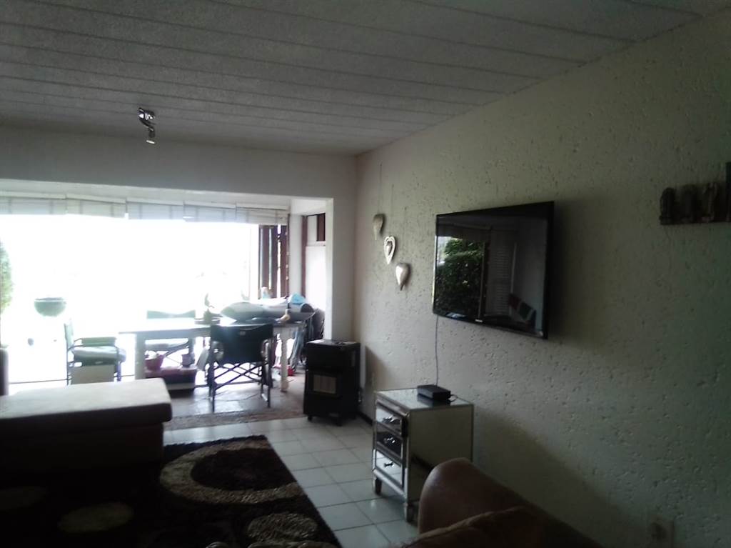 2 Bed House in Hartbeespoort Dam photo number 16