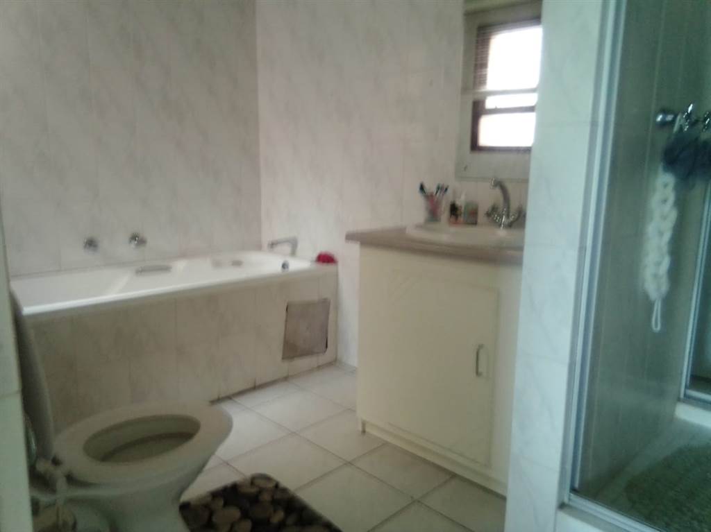 2 Bed House in Hartbeespoort Dam photo number 14