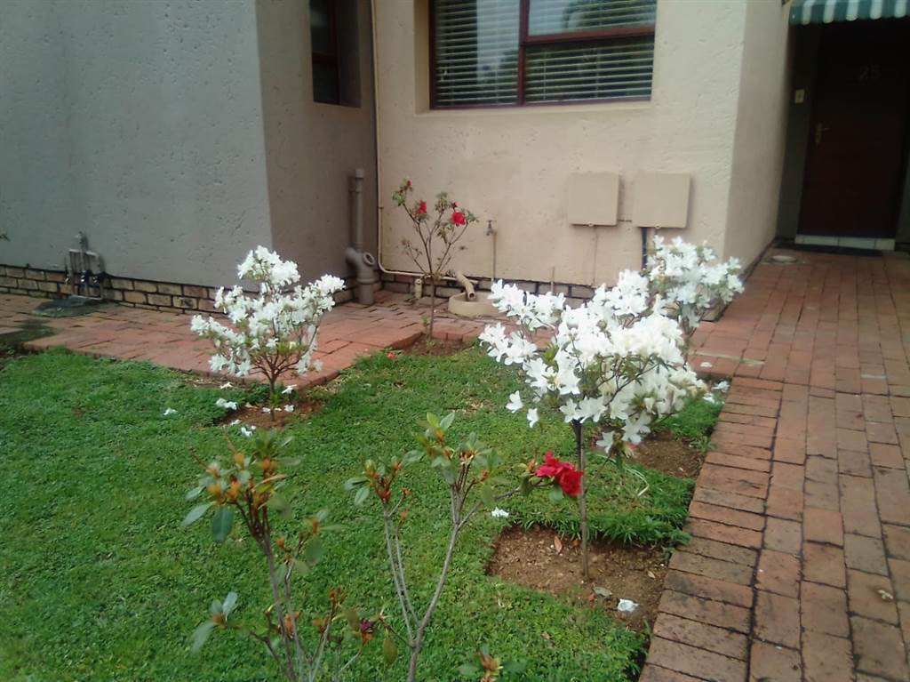 2 Bed House in Hartbeespoort Dam photo number 6