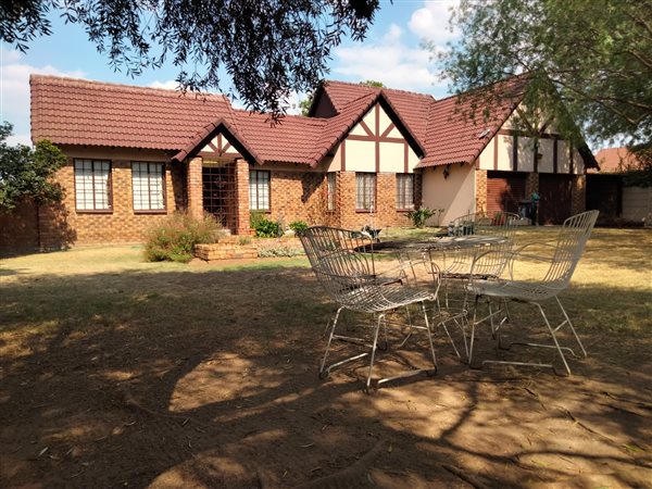 3 Bed House in Dalpark Ext 1