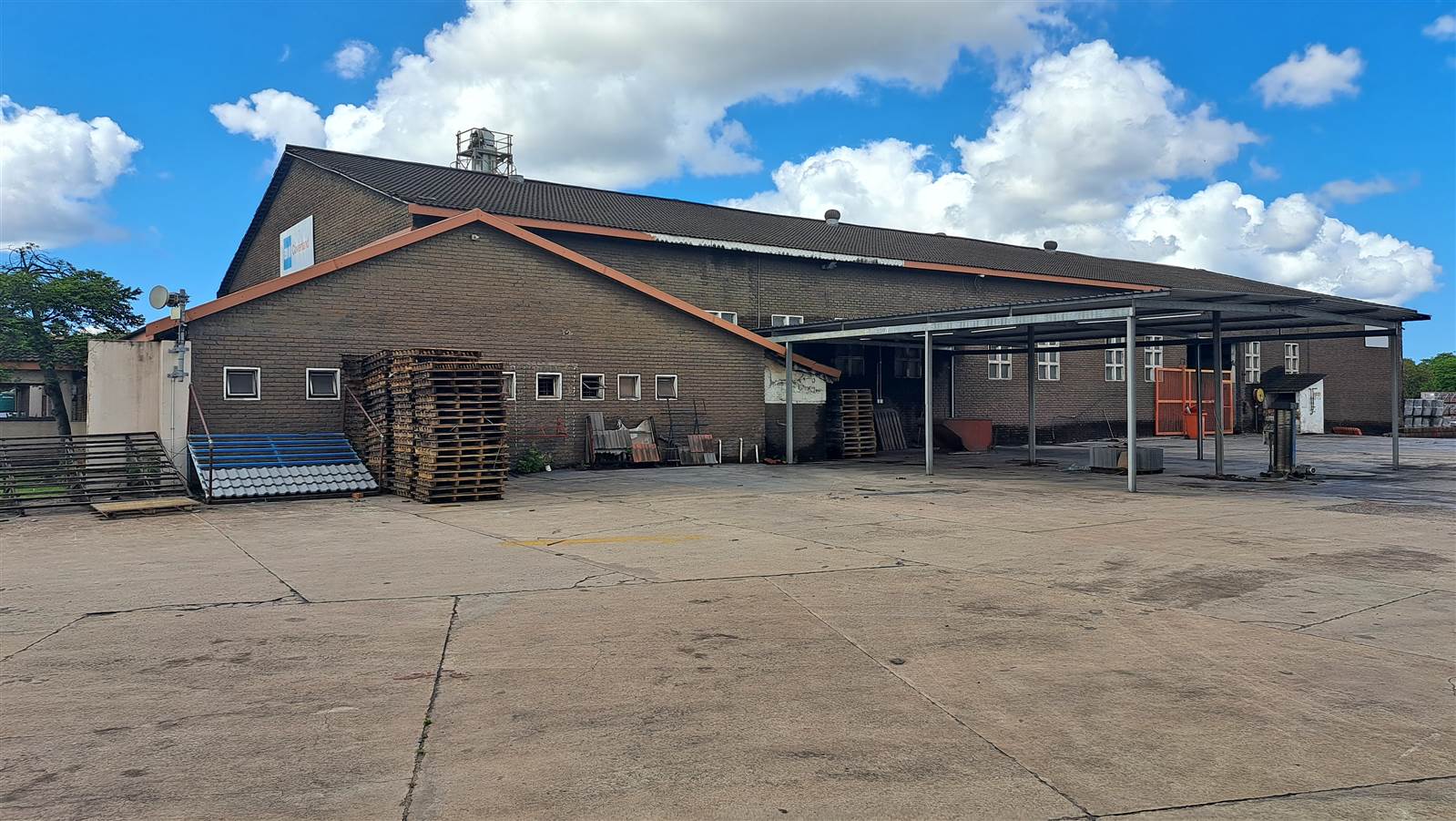 1555  m² Industrial space in Alton photo number 1