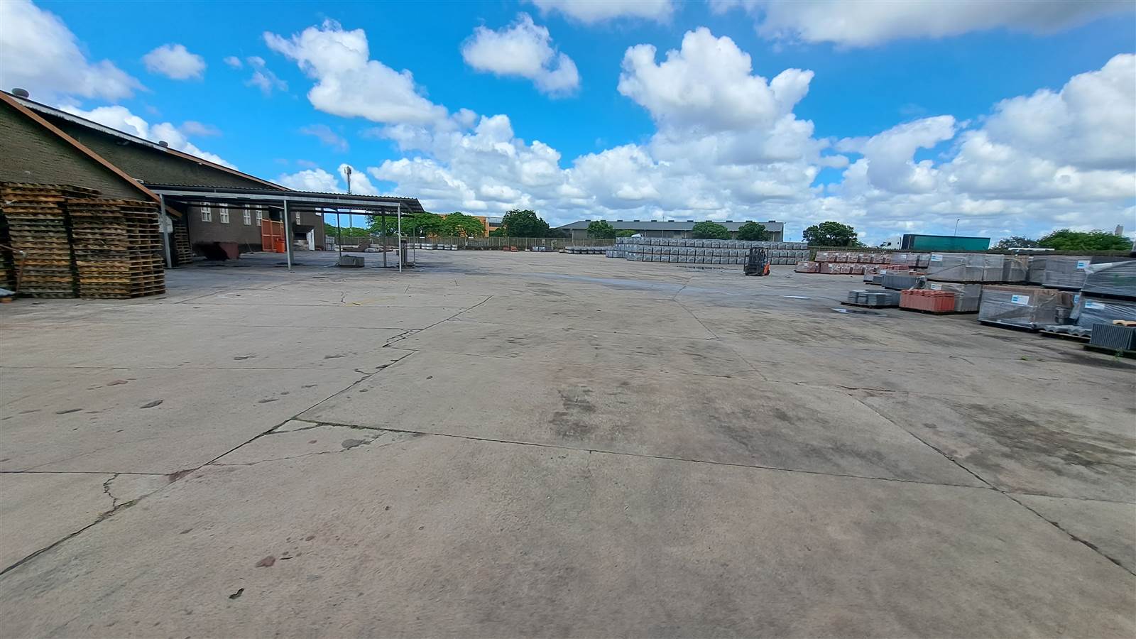 1555  m² Industrial space in Alton photo number 3