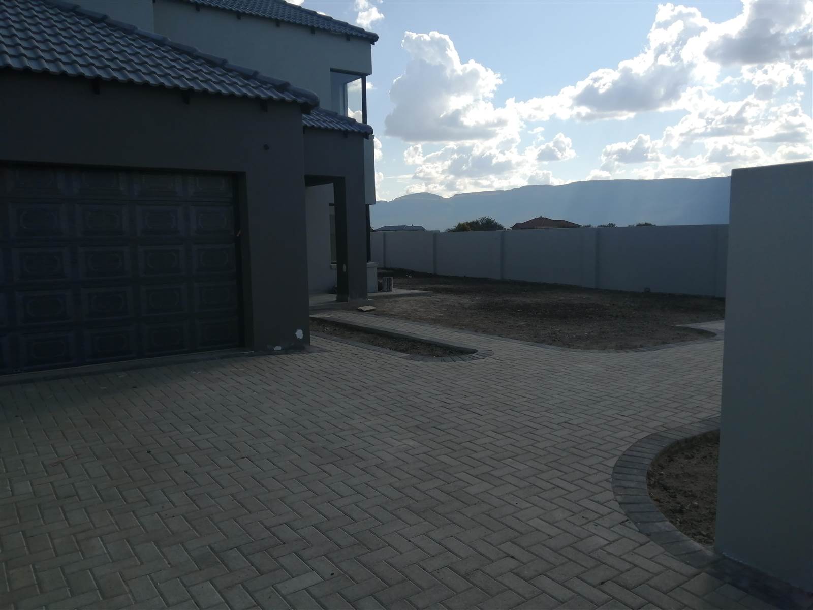 4 Bed House in Everglades Estate photo number 5