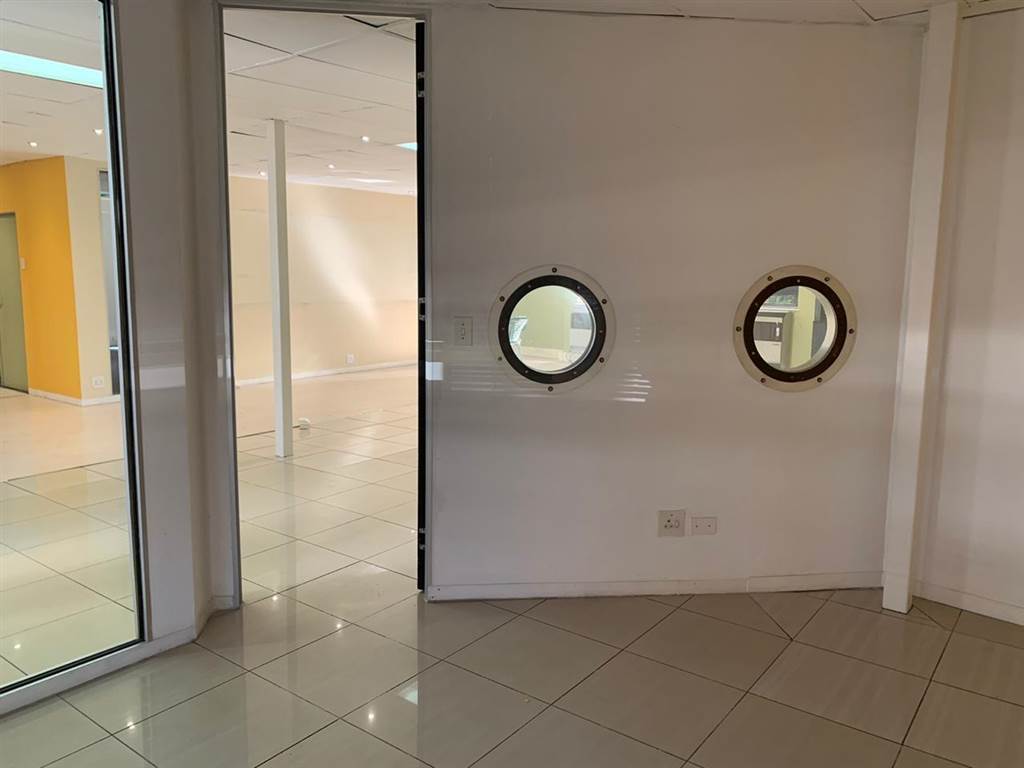 680  m² Commercial space in Rosebank photo number 14