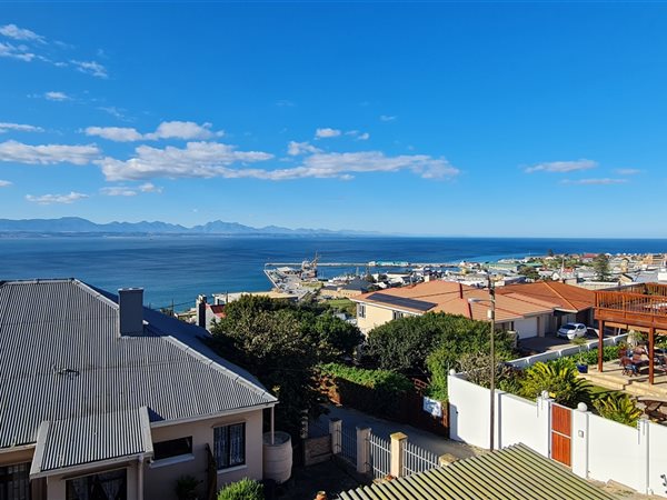 1045  m² Commercial space in Mossel Bay Central