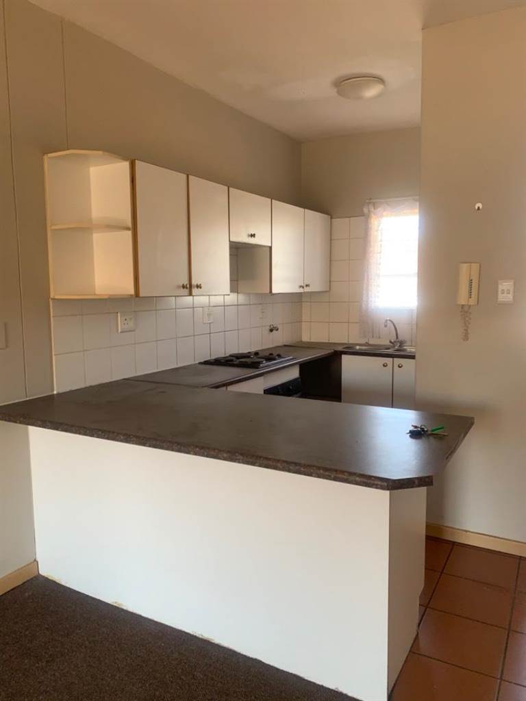 2 Bed Apartment in Menlyn photo number 5