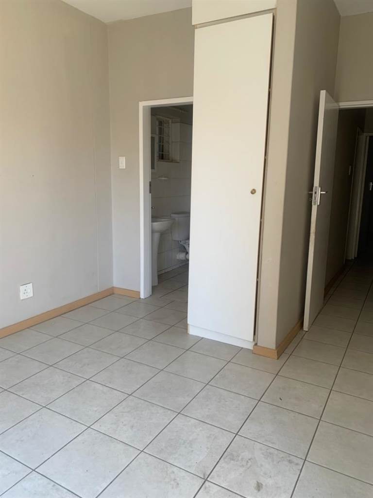 2 Bed Apartment in Menlyn photo number 12