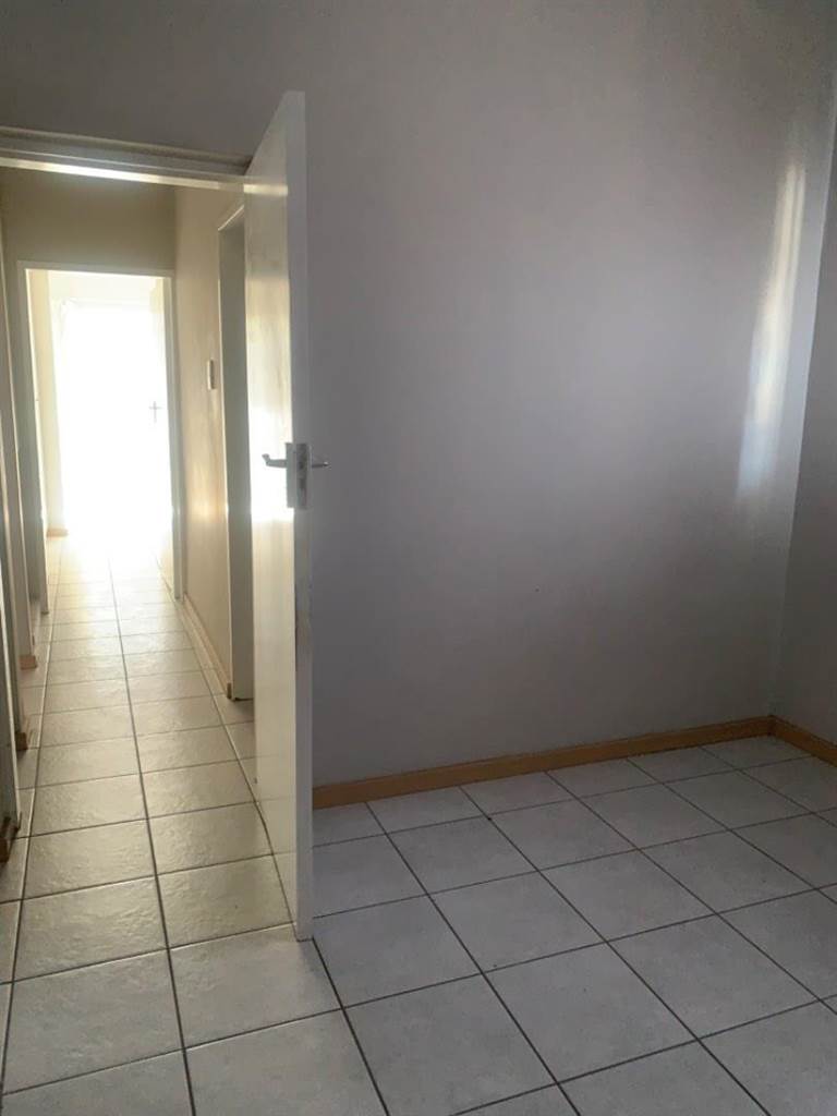 2 Bed Apartment in Menlyn photo number 8