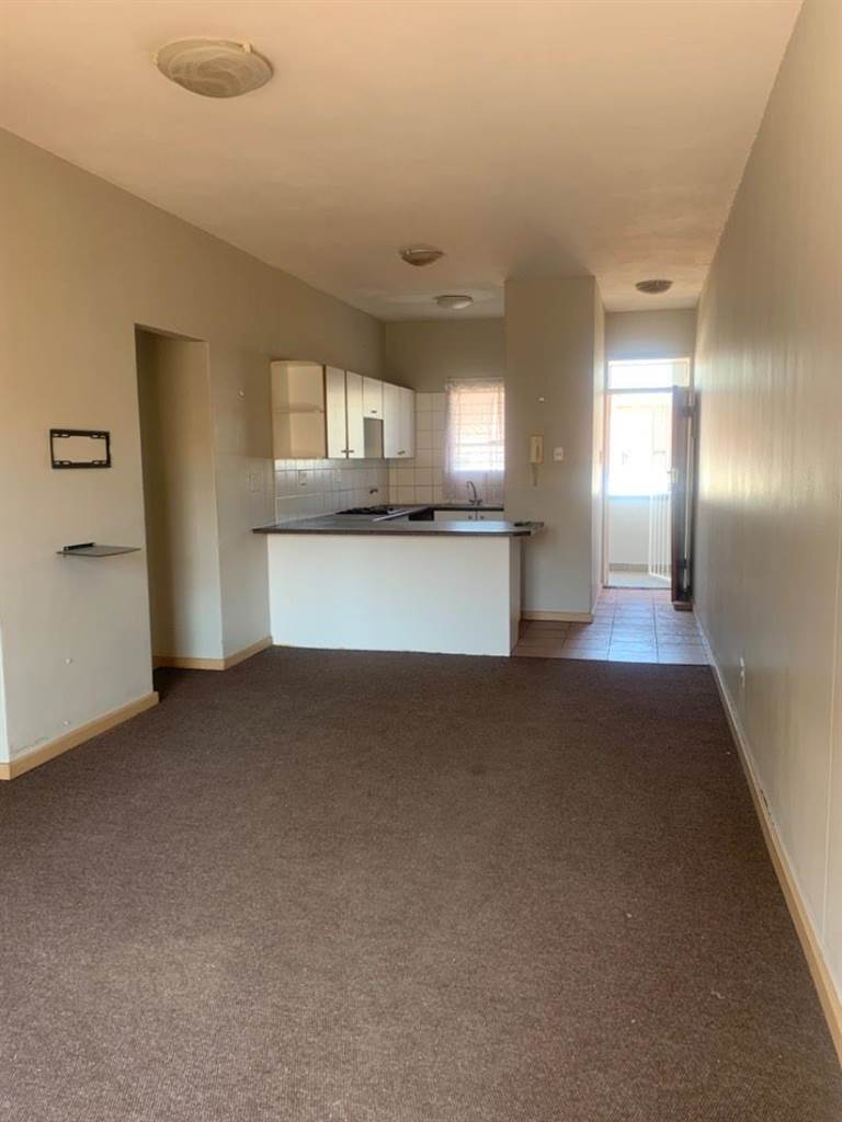 2 Bed Apartment in Menlyn photo number 7