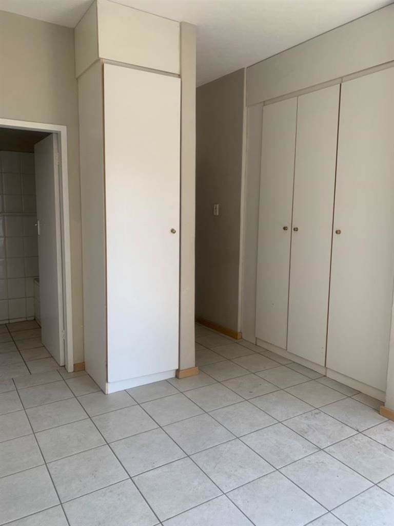 2 Bed Apartment in Menlyn photo number 13