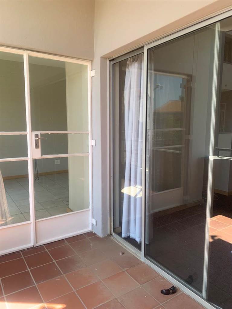 2 Bed Apartment in Menlyn photo number 16