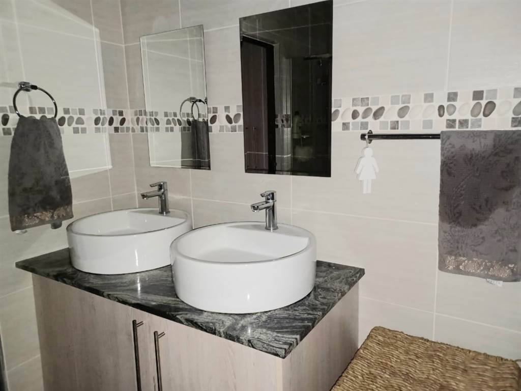 4 Bed House in Magersfontein Memorial Golf Estate photo number 13