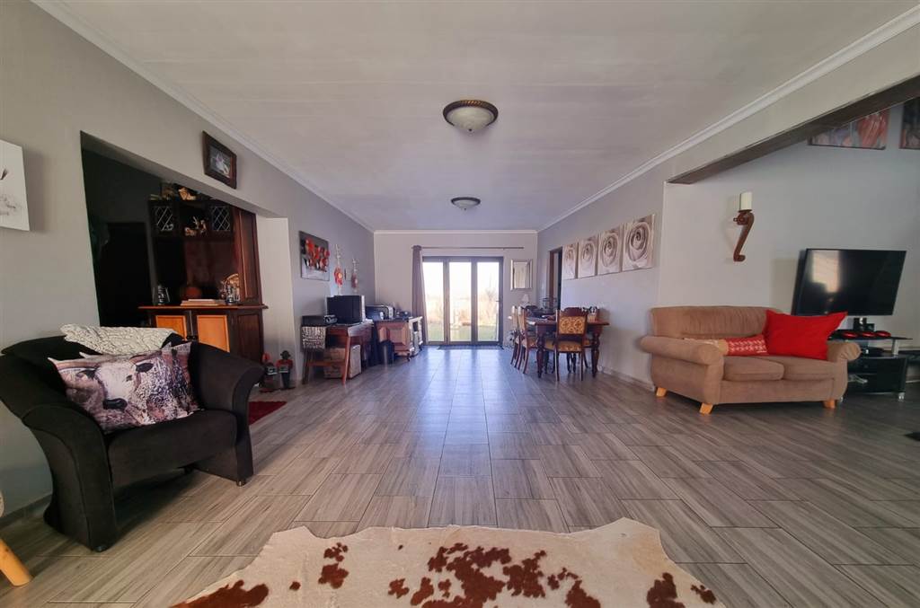 4 Bed House in Magersfontein Memorial Golf Estate photo number 4