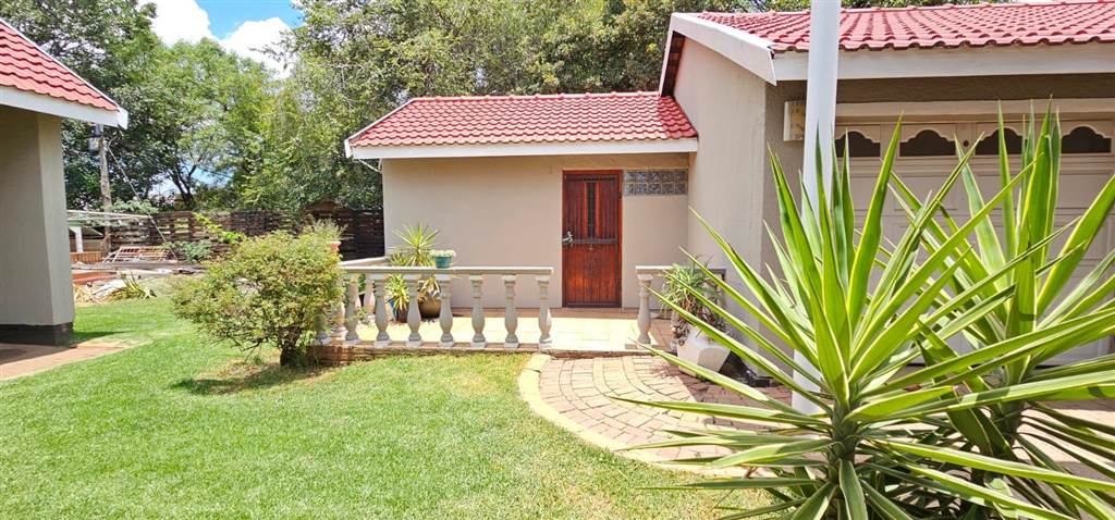 4 Bed House in Ontdekkers Park photo number 28