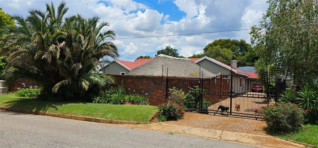 4 Bed House in Ontdekkers Park photo number 2