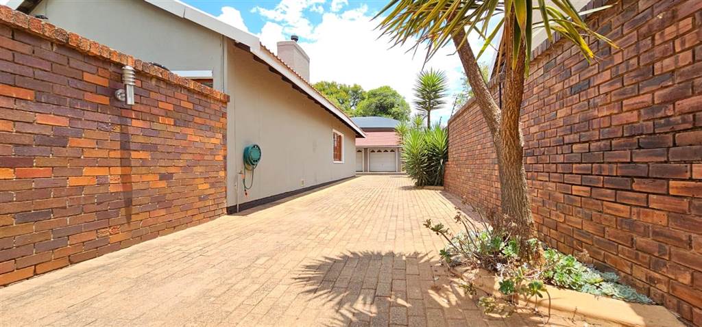 4 Bed House in Ontdekkers Park photo number 30