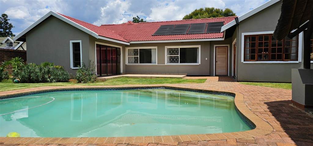4 Bed House in Ontdekkers Park photo number 25