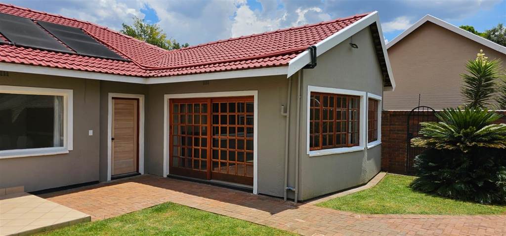4 Bed House in Ontdekkers Park photo number 8