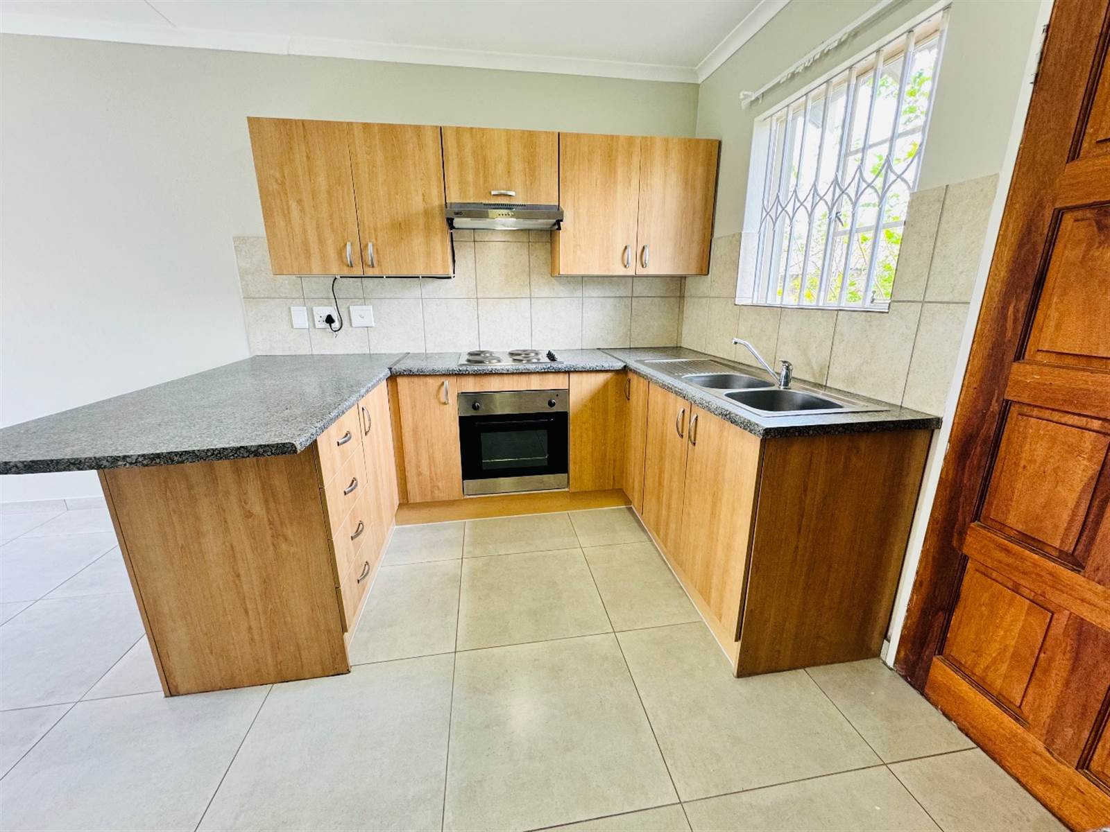 2 Bed Townhouse in Ruimsig photo number 4