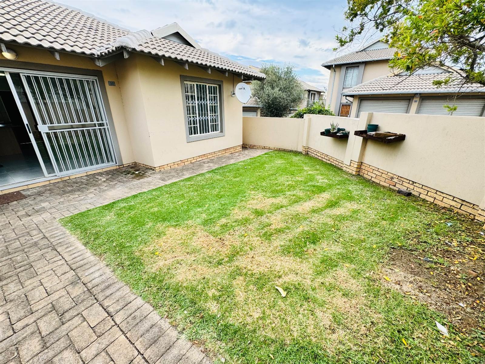 2 Bed Townhouse in Ruimsig photo number 1
