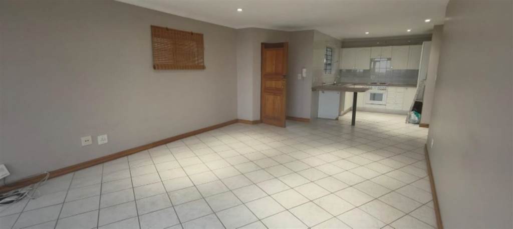 2 Bed Townhouse in Constantia Kloof photo number 5