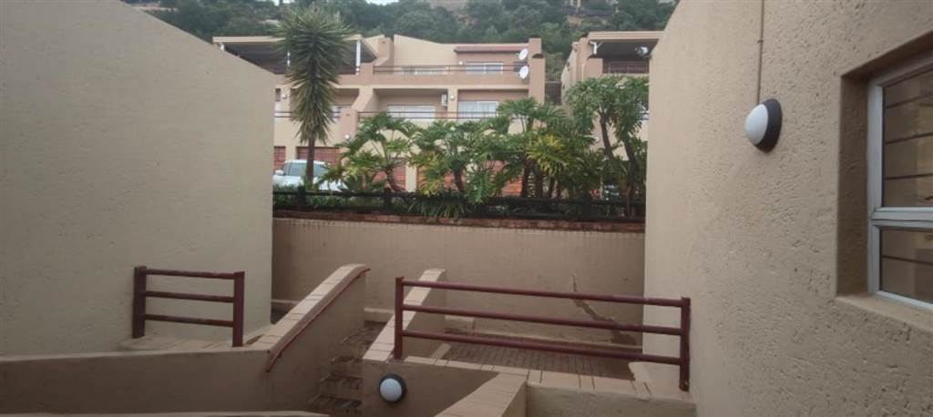 2 Bed Townhouse in Constantia Kloof photo number 15