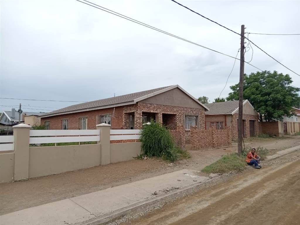 4 Bed House in Mlungisi photo number 2