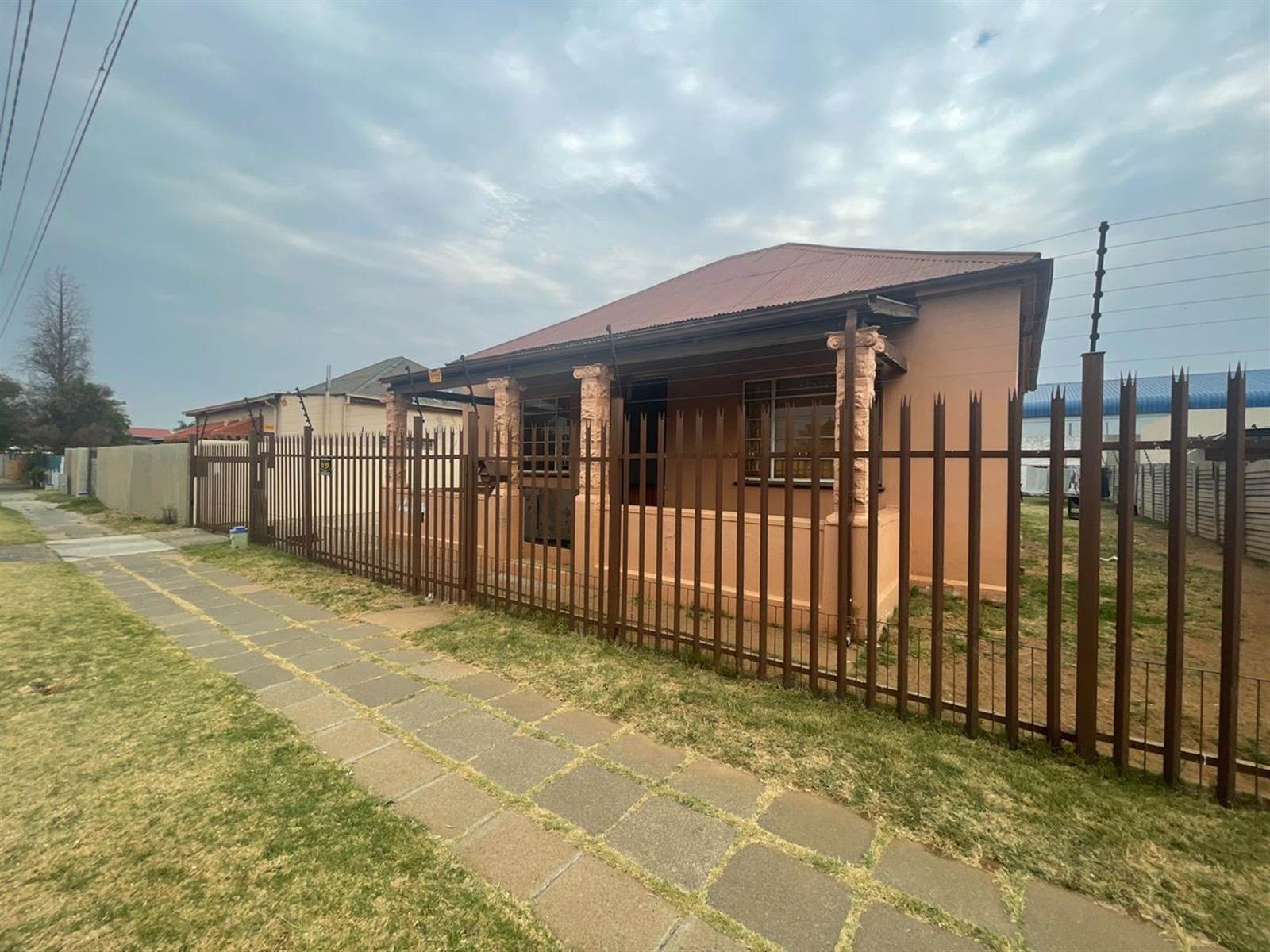 3 Bed House in Krugersdorp Central photo number 2