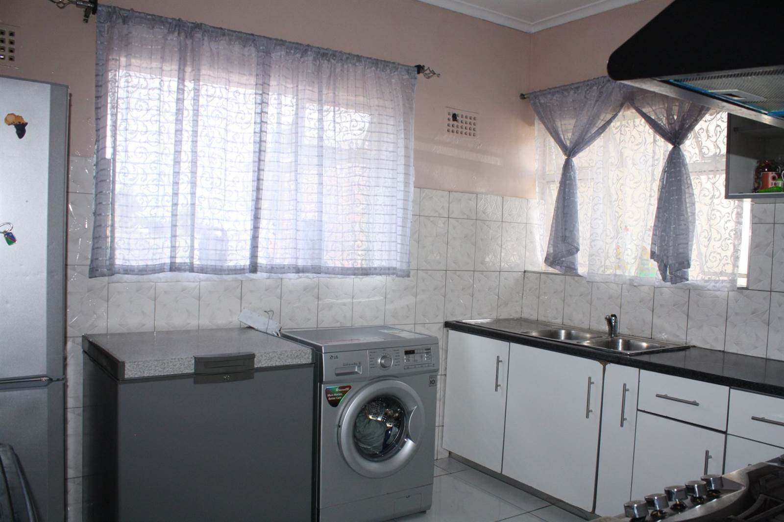 2 Bed Apartment in Parow Central photo number 17